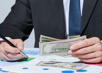 Effect of Derivative Gains/ Losses on CEO Compensation